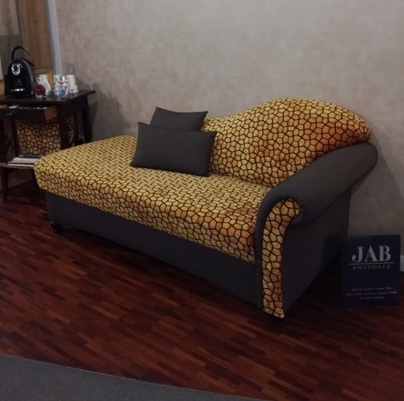 Nicht nur ein neuer Bezugstoff, sondern auch eine gänzlich neue Form machen aus dem schlichten Sofa einen echten Hingucker!!